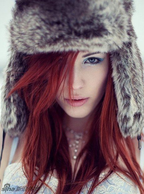 Modelos semidesnudas posan entre nieve 