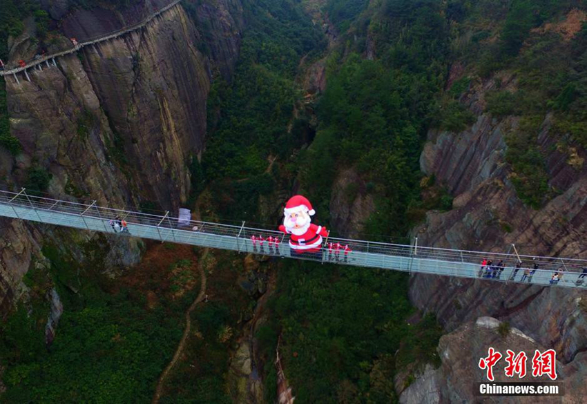 "Papá Noel" en el puente de cristal del Parque Nacional Geológico