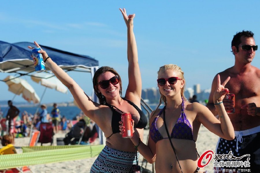 Las mujeres sexy en bikini en la playa de Río Janeiro