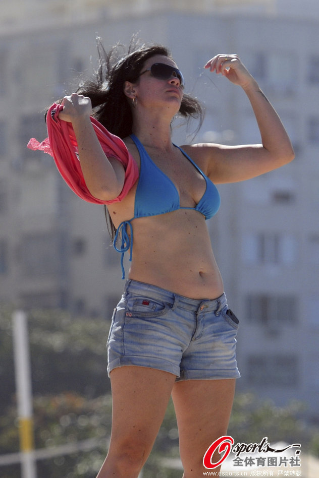 Las mujeres sexy en bikini en la playa de Río Janeiro