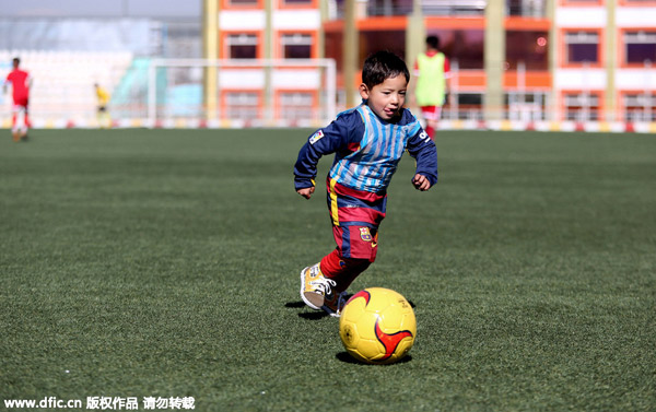 Niño afgano lleva una camiseta de plástico para conocer a Messi en España2