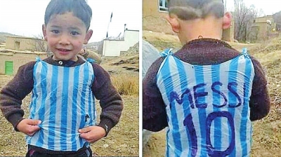 Niño afgano lleva una camiseta de plástico para conocer a Messi en España3