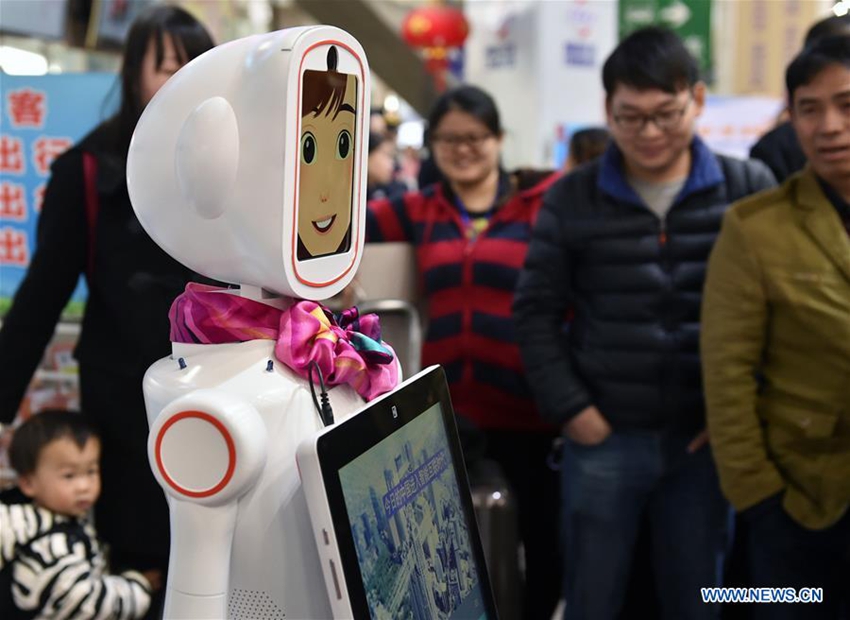 El robot 'Xiao Lu' ayuda a los pasajeros durante la temporada alta de la Fiesta de la Primavera1