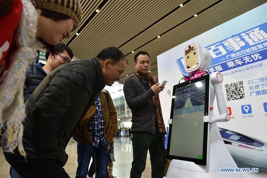 El robot 'Xiao Lu' ayuda a los pasajeros durante la temporada alta de la Fiesta de la Primavera3