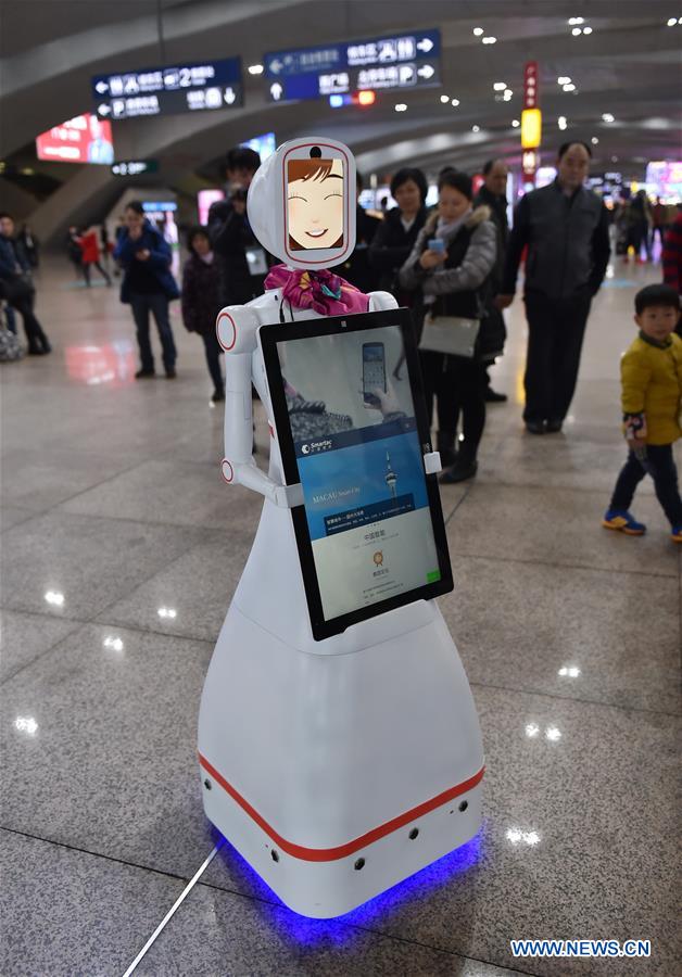 El robot 'Xiao Lu' ayuda a los pasajeros durante la temporada alta de la Fiesta de la Primavera4