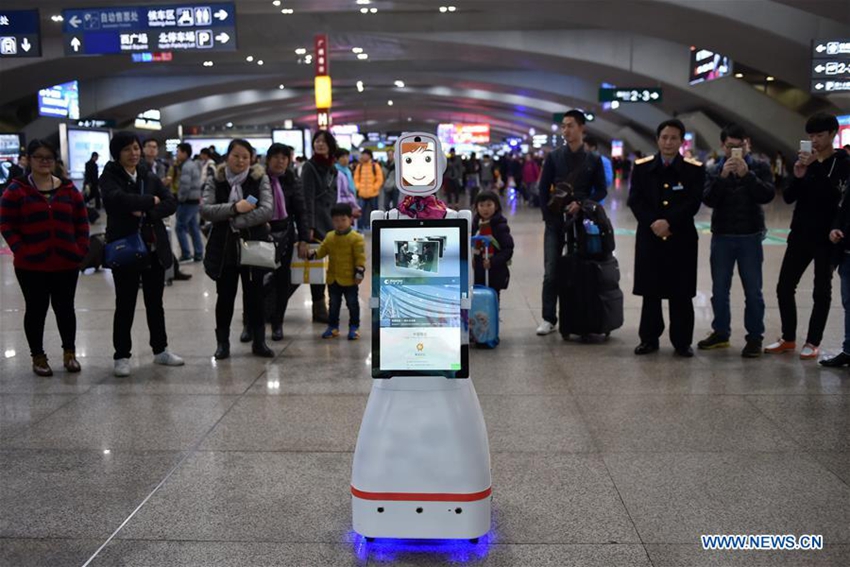 El robot 'Xiao Lu' ayuda a los pasajeros durante la temporada alta de la Fiesta de la Primavera5