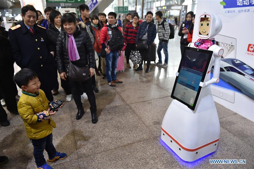 El robot 'Xiao Lu' ayuda a los pasajeros durante la temporada alta de la Fiesta de la Primavera2