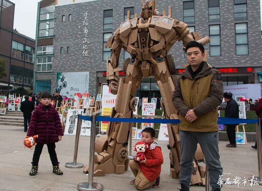 Un padre ejemplar chino usa 100 kg de cajas de papel para construir un transformer para su hijo5