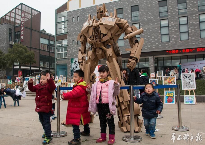Un padre ejemplar chino usa 100 kg de cajas de papel para construir un transformer para su hijo4