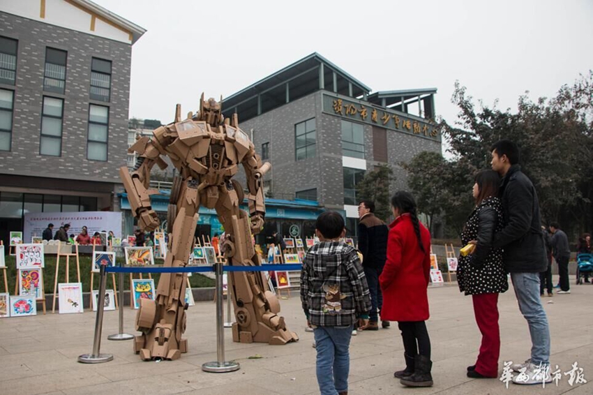 Un padre ejemplar chino usa 100 kg de cajas de papel para construir un transformer para su hijo3