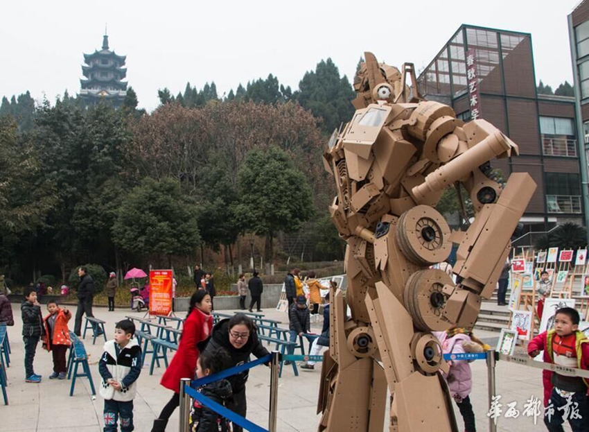 Un padre ejemplar chino usa 100 kg de cajas de papel para construir un transformer para su hijo1