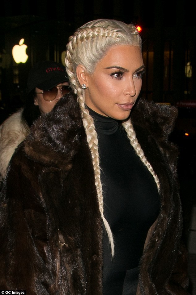 Kim Kardashian presenta moda con zapatos transparentes de tacón alto y peinado novedoso