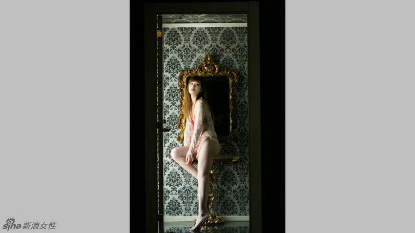 La tierna estrella japonesa se pone cariñosa para la lente con lencería sensual