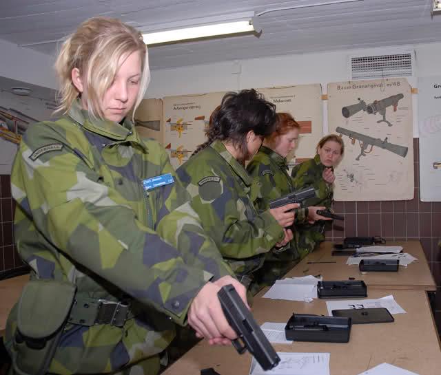 Mujeres soldados bellas de Suecia y Finlandia5