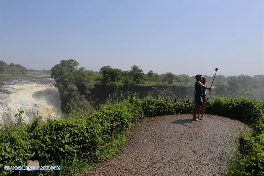 Cataratas Victoria, el lugar turístico más famoso de Zimbabue1