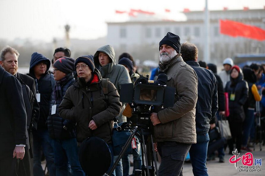 Miles de periodistas chinos y extranjeros forman filas para entrar en el Gran Palacio del Pueblo