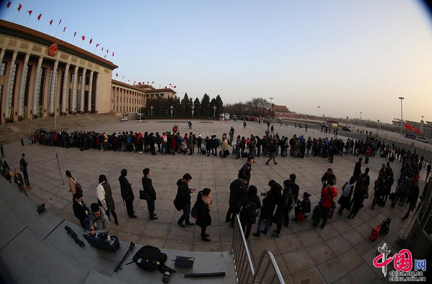 Miles de periodistas chinos y extranjeros forman filas para entrar en el Gran Palacio del Pueblo