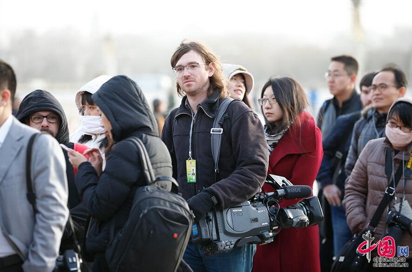 Miles de periodistas chinos y extranjeros forman filas para entrar en el Gran Palacio del Pueblo