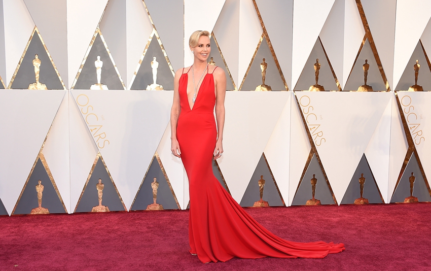 Charlize Theron, la más sexy vestida del Oscar4