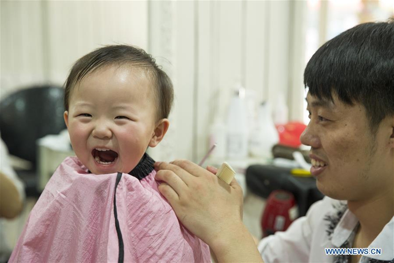 Chinos celebran el festival de Longtaitou con un corte de cabello