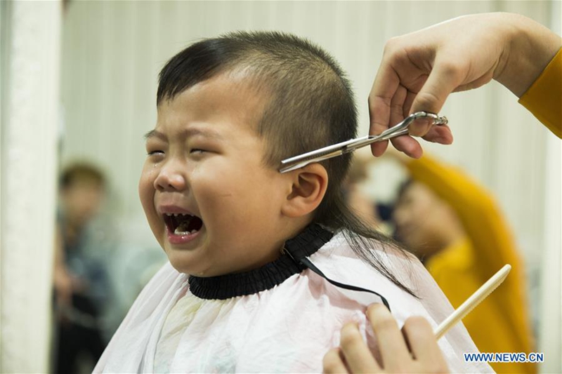 Chinos celebran el festival de Longtaitou con un corte de cabello