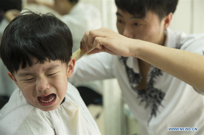 Chinos celebran el festival de Longtaitou con un corte de cabello