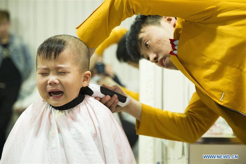 Chinos celebran el festival de Longtaitou con un corte de cabello