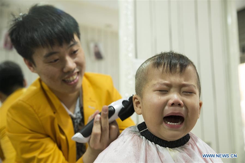 Chinos celebran el festival de Longtaitou con un corte de cabello