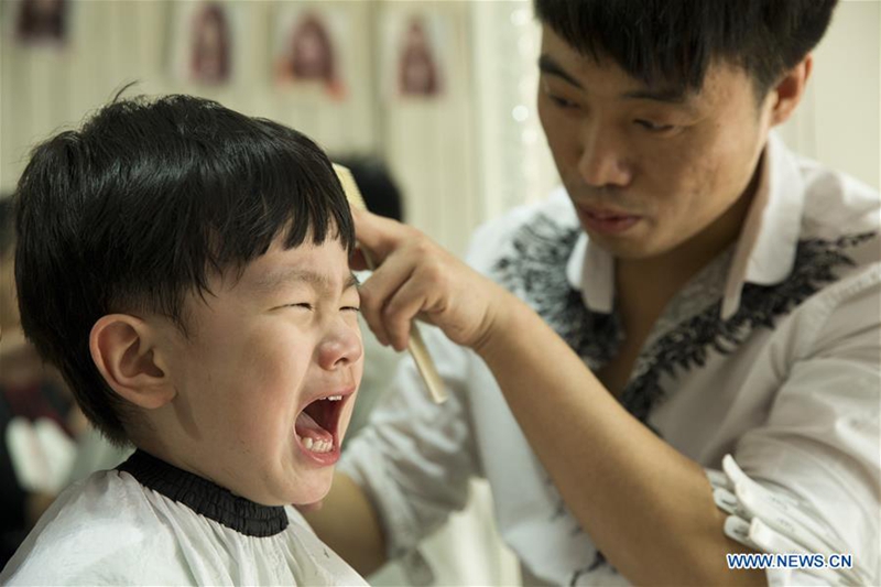 Chinos celebran el festival de Longtaitou con un corte de cabello