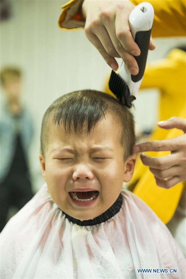 Chinos celebran el festival de Longtaitou con un corte de cabello