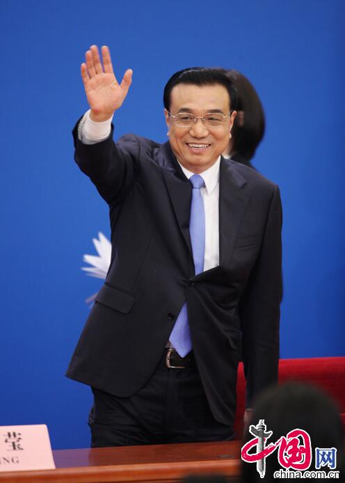 Imágenes del primer ministro chino durante la rueda de prensa