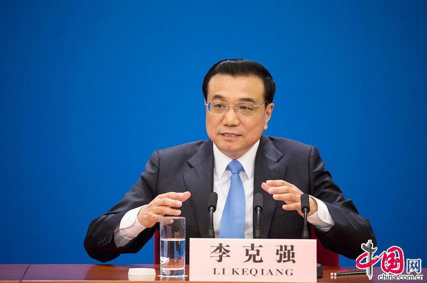 Imágenes del primer ministro chino durante la rueda de prensa