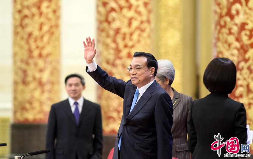 El primer ministro Li Keqiang convoca una rueda de prensa