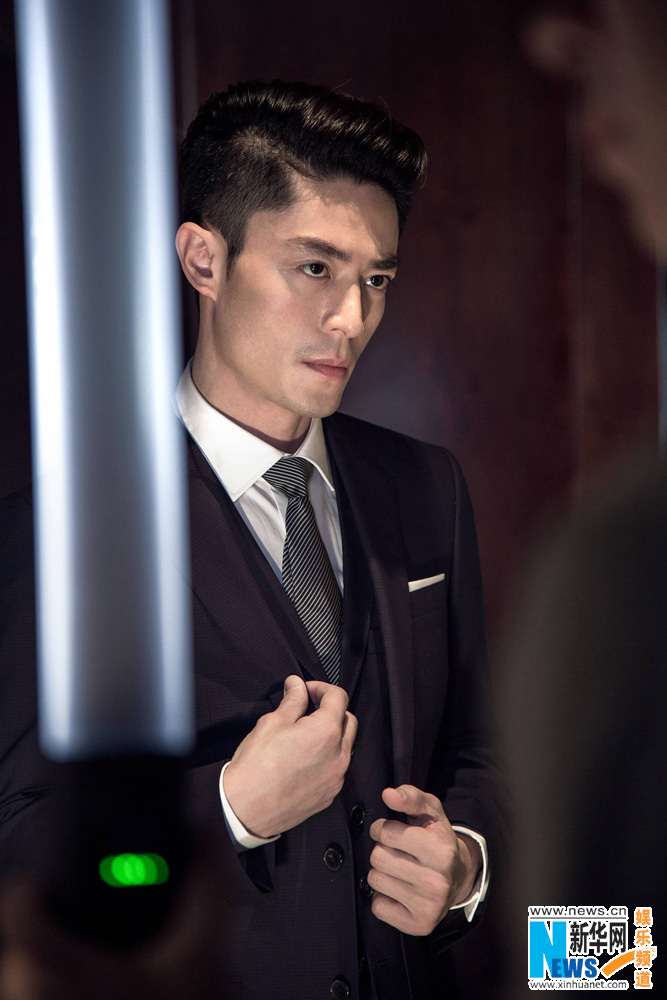 Actor chino Huo Jianhua posa en traje para revista