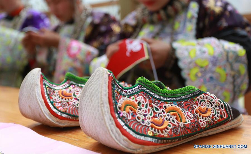 Trajes de minorías étnicas de China1