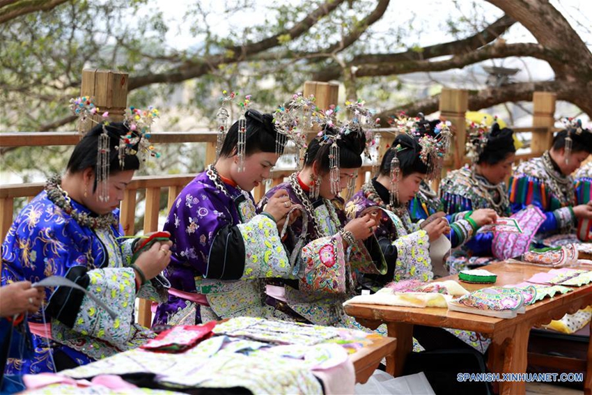 Trajes de minorías étnicas de China2