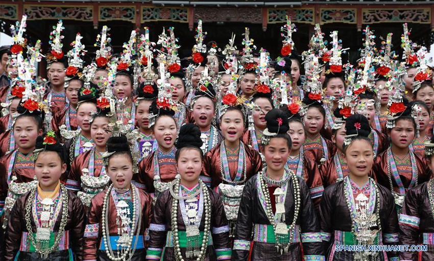 Trajes de minorías étnicas de China3