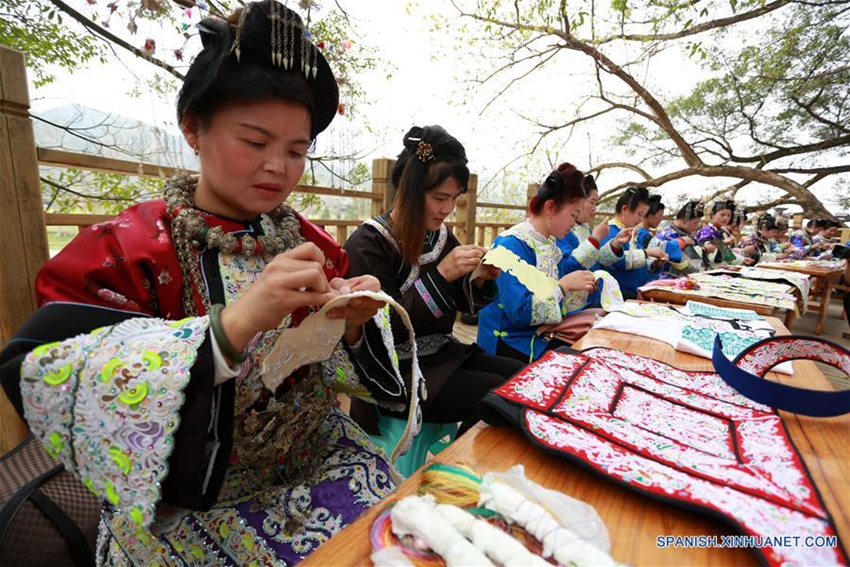 Trajes de minorías étnicas de China4