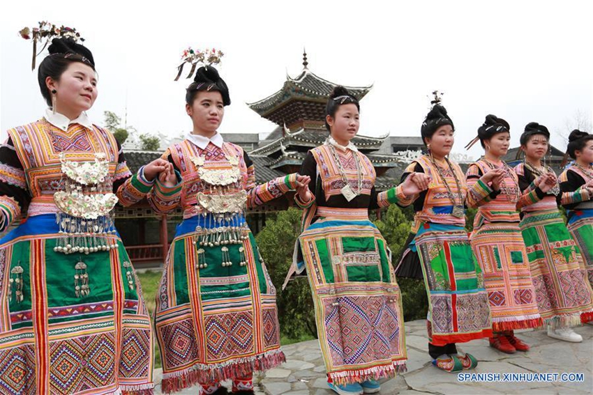 Trajes de minorías étnicas de China5