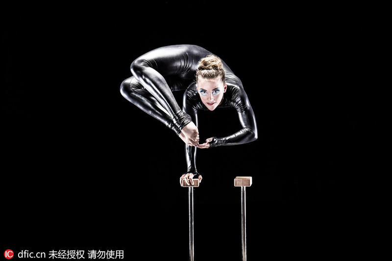 Sofie Dossi, la chica flexible que puede tirar la flecha al arco con los pies3