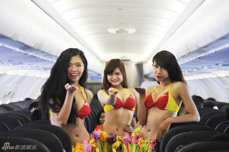 Azafatas de Vietnam se visten en bikini en avión