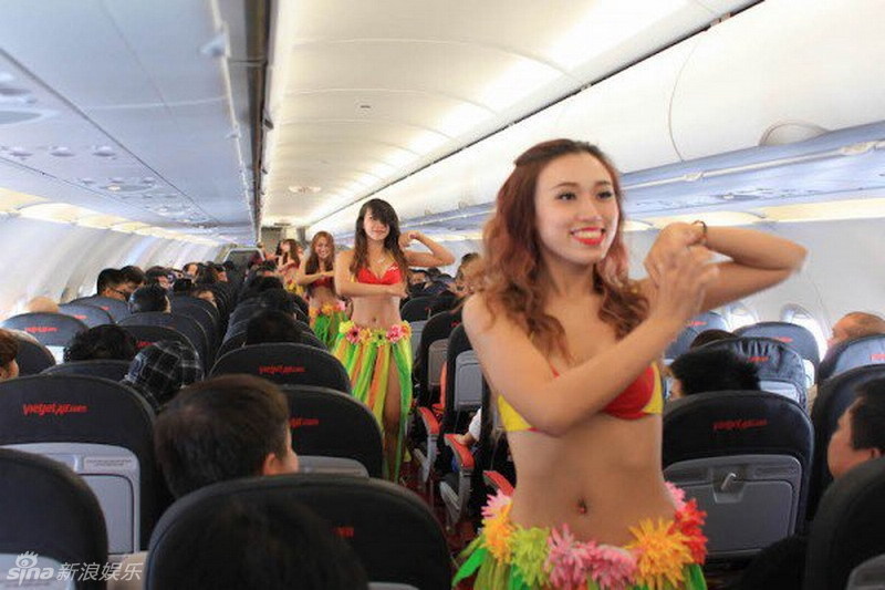 Azafatas de Vietnam se visten en bikini en avión