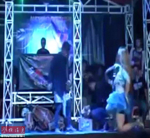 Una cantante muere en Indonesia en el escenario por la picadura de una cobra Una cantante muere en Indonesia en el escenario por la picadura de una cobra