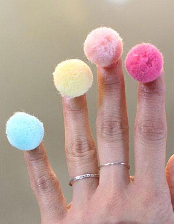 Uñas con pelo y pompones, la última ¿tendencia? en manicura