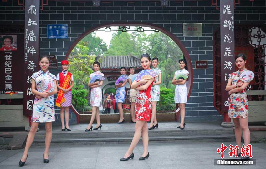 Belleza oriental: Azafatas chinas vestidas en vestdo tradicional Qipao 1