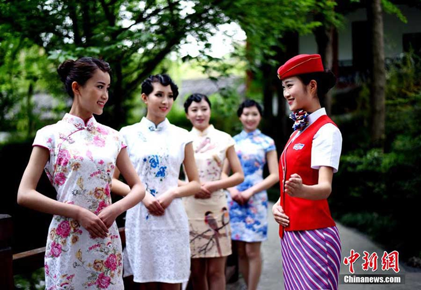 Belleza oriental: Azafatas chinas vestidas en vestdo tradicional Qipao 2