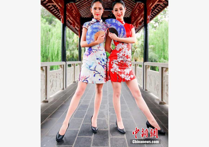 Belleza oriental: Azafatas chinas vestidas en vestdo tradicional Qipao 5