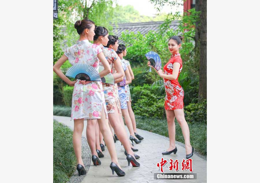 Belleza oriental: Azafatas chinas vestidas en vestdo tradicional Qipao 6