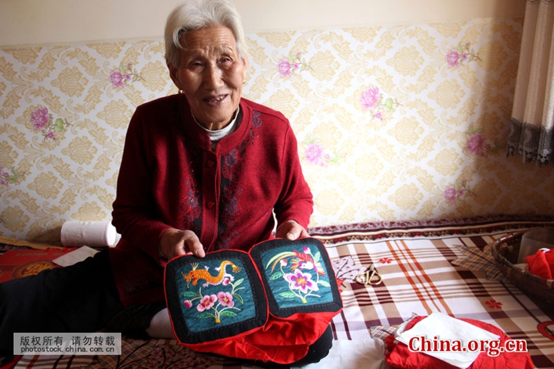 El bordado de almohadas de una mujer de 83 años