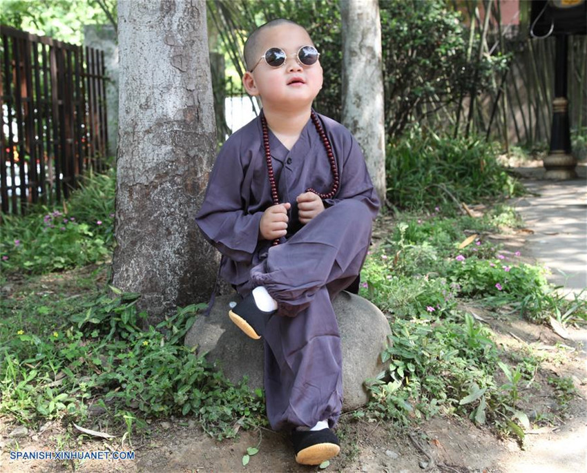 Niños en trajes de monje